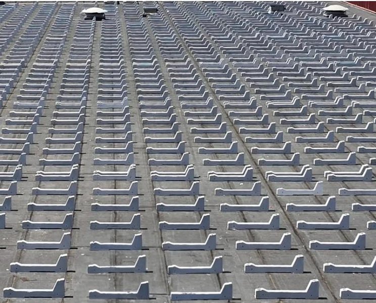 Výhody montáže fotovoltaických panelov na ploché strechy: prečo zvoliť betónové bloky?